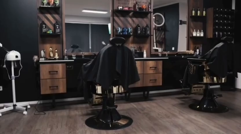 Styling-Stationen mit warmem Holzdesign